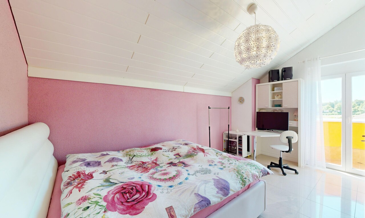 chambre avec plafond voûté, vaulted ceiling, lumière naturelle, natural light, et télévision