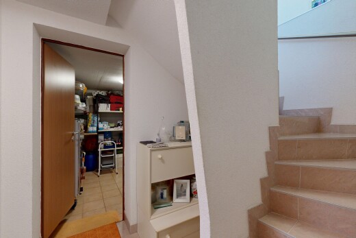 escaliers avec inside property, escaliers, sol en carrelage, et tile floor