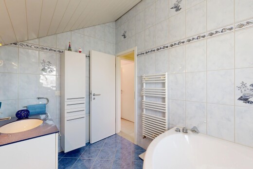 salle de bains avec mur en carrelage, tile wall, bain, salle de bain complète, et lavabo (ou coiffeuse selon le contexte)