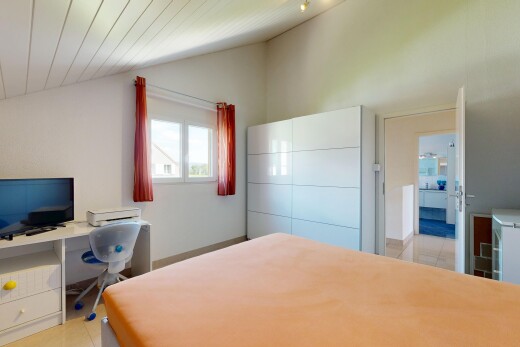 chambre avec light floor, lumière naturelle, natural light, espace bureau, et télévision