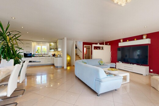 salon / salle à manger avec escaliers, cloison sèche, drywall, inside property, et télévision