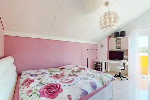 chambre avec plafond voûté, vaulted ceiling, lumière naturelle, natural light, et télévision