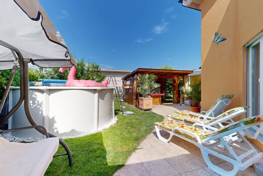 terrasse avec piscine, from property, terrasse, day time, et pelouse