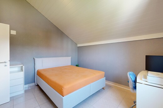 chambre avec inside property, plafond voûté, vaulted ceiling, cloison sèche, et drywall