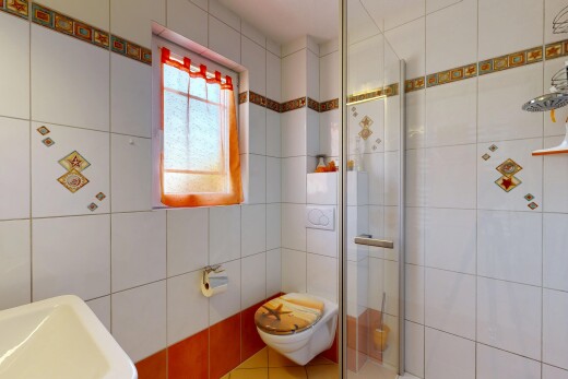 salle de bains avec douche, mur en carrelage, tile wall, salle de bain complète, et lumière naturelle