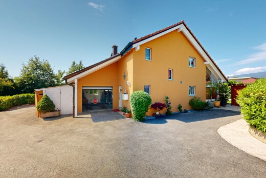 façade avec from property, day time, bardage en stuc, garage attaché, et allée