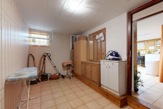 couloir avec mur en bois, wood wall, inside property, sous-sol, et light floor
