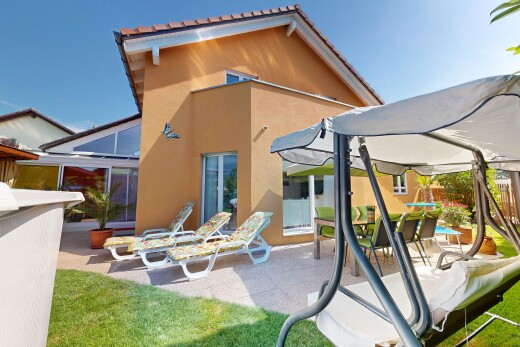 façade avec terrasse, clôture, day time, property visible, et bardage en stuc