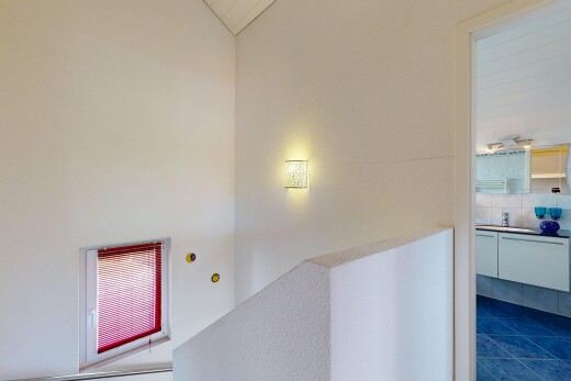 pièce vide avec inside property et dark floor