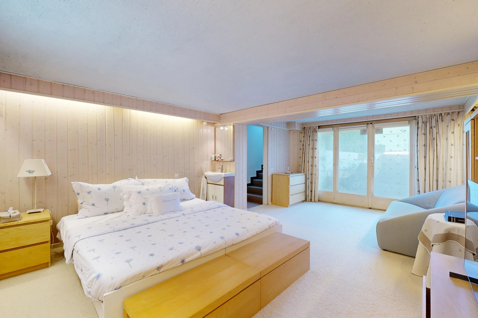 chambre avec mur en bois, wood wall, moquette, carpet, et dated wood wall