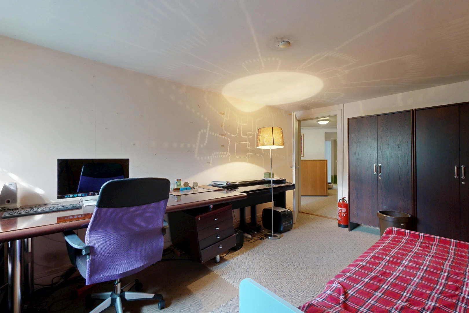 chambre avec drywall, cloison sèche, télévision, espace bureau, et placard