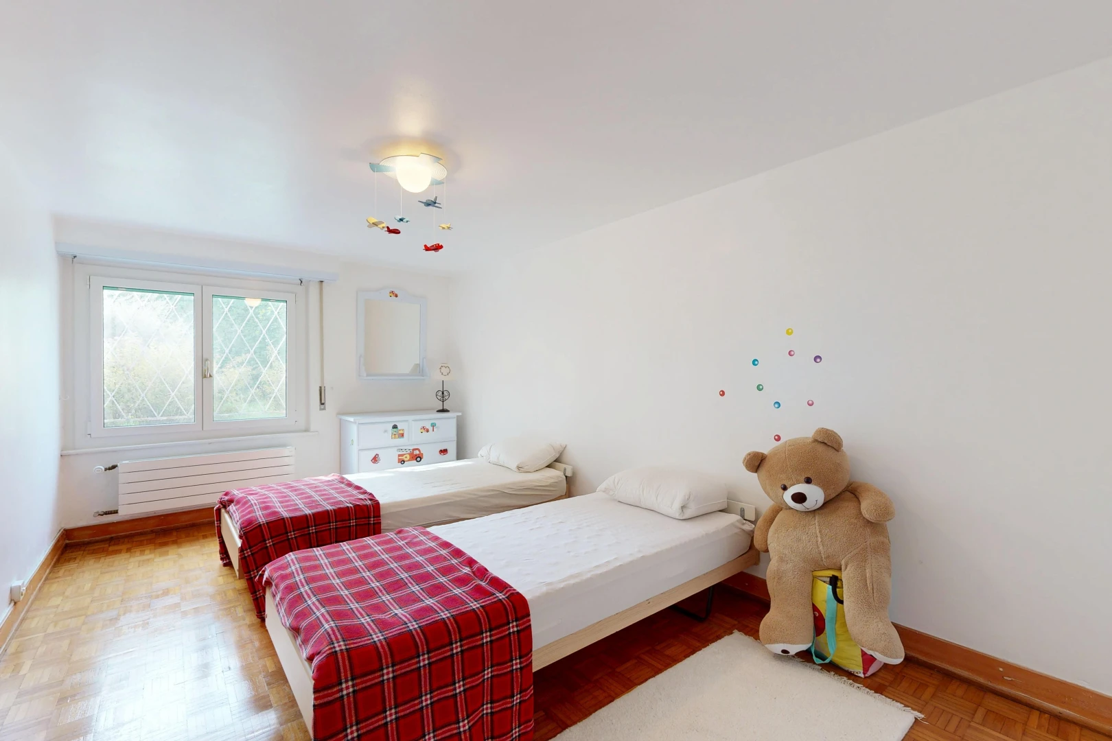 chambre avec drywall, cloison sèche, baseboards wall, plinthes murales, et wood finish floor