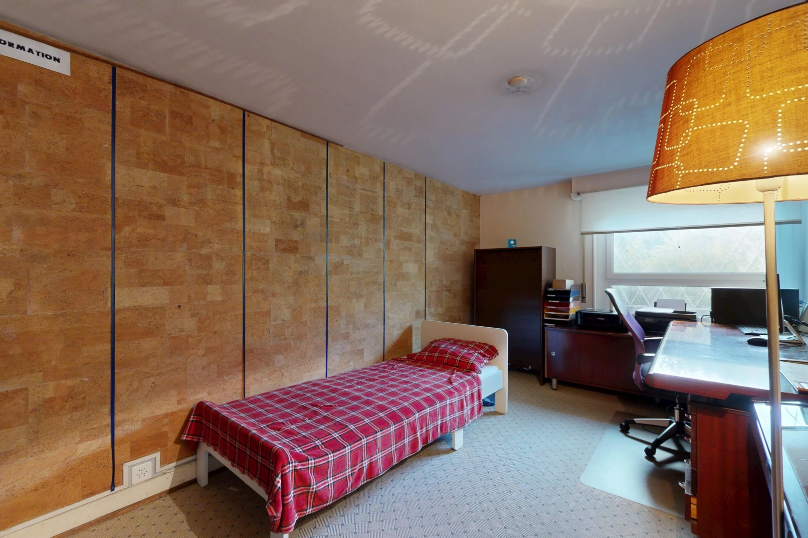 chambre avec espace bureau, lumière naturelle, inside property, carpet, et moquette
