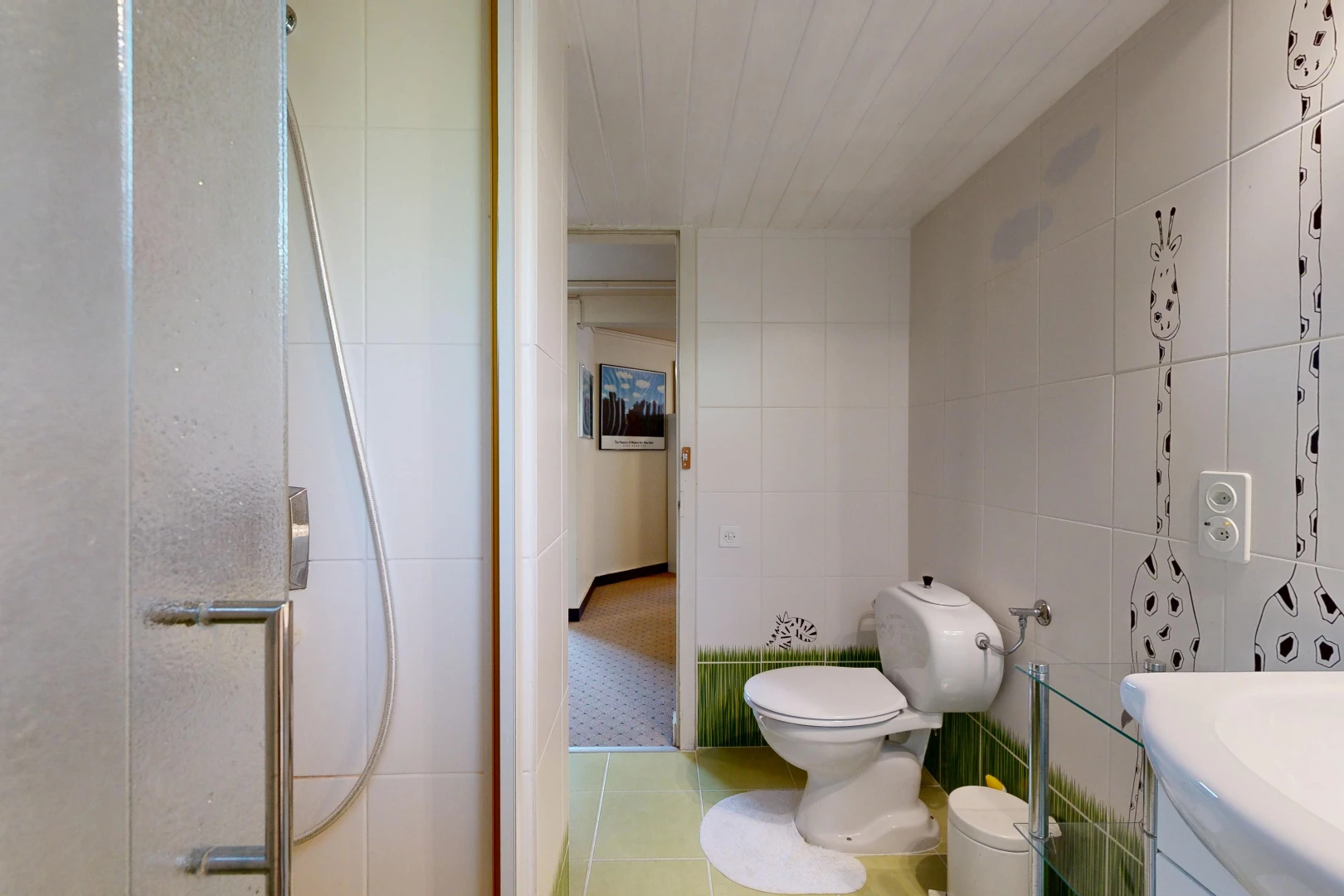 salle de bains avec salle de bain complète, tile wall, mur en carrelage, douche, et toilette