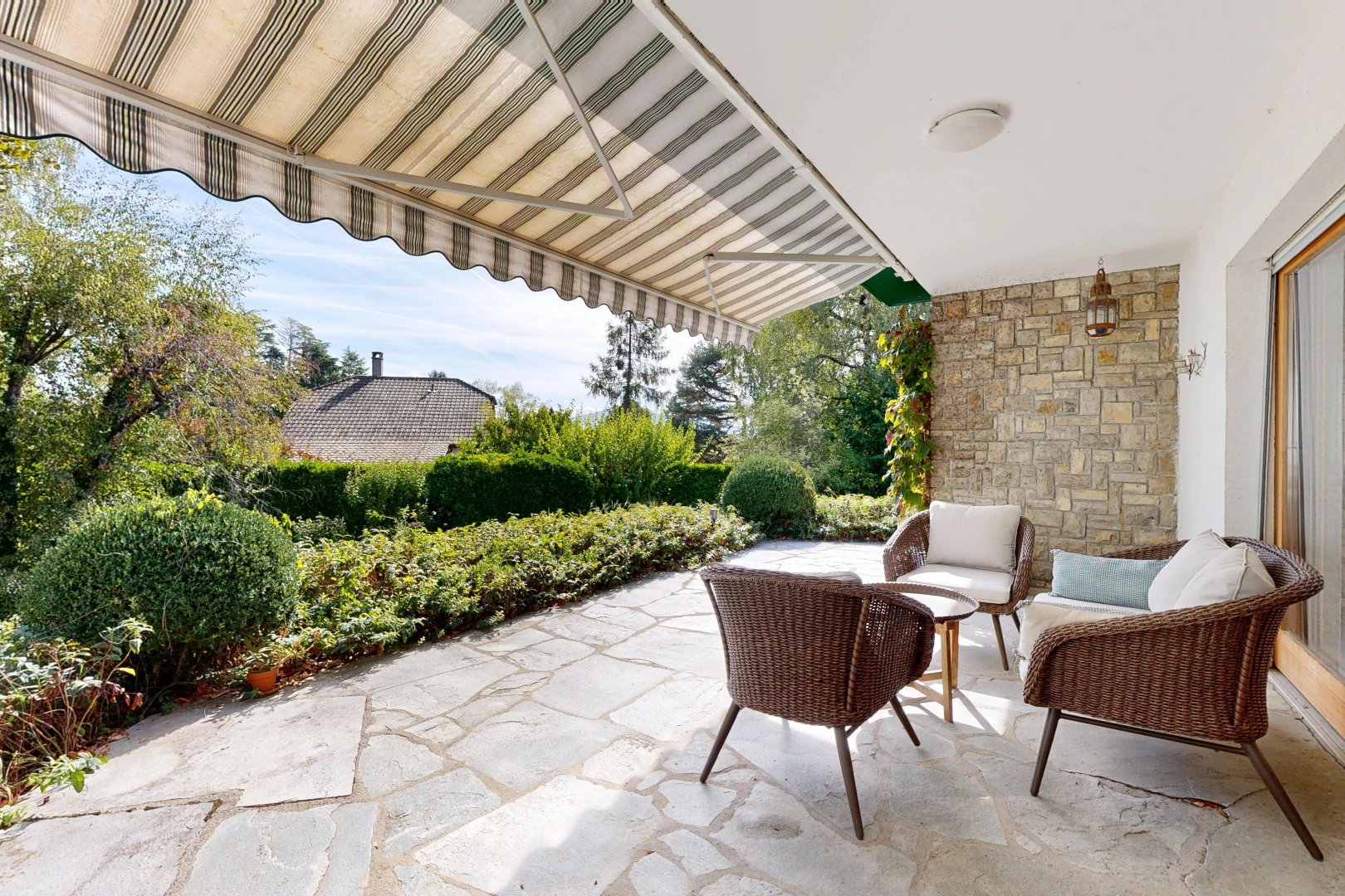 terrasse avec espace de vie extérieur, terrasse, from property, et auvent