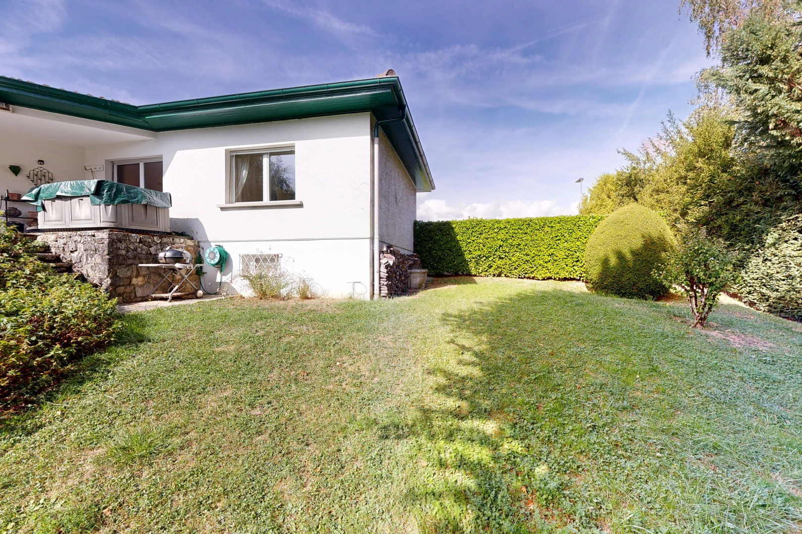 façade avec from property, pelouse, day time, bardage en stuc, et property visible