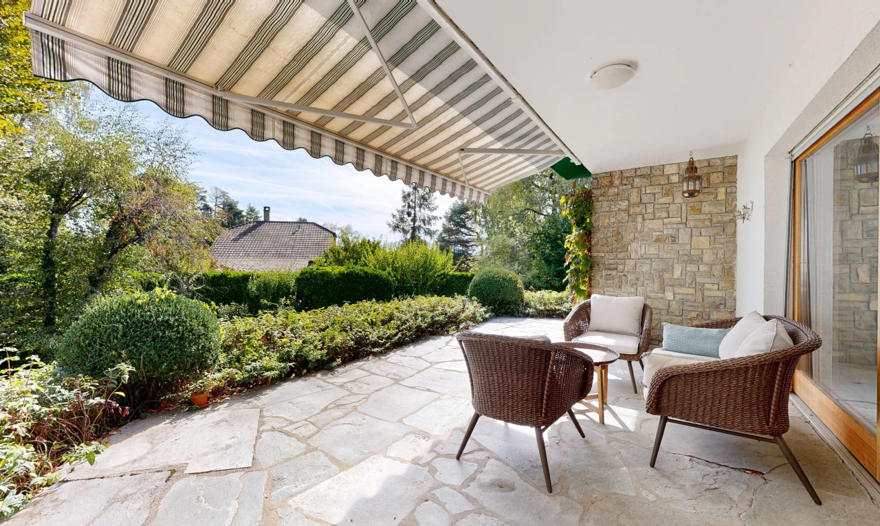 terrasse avec espace de vie extérieur, terrasse, from property, et auvent