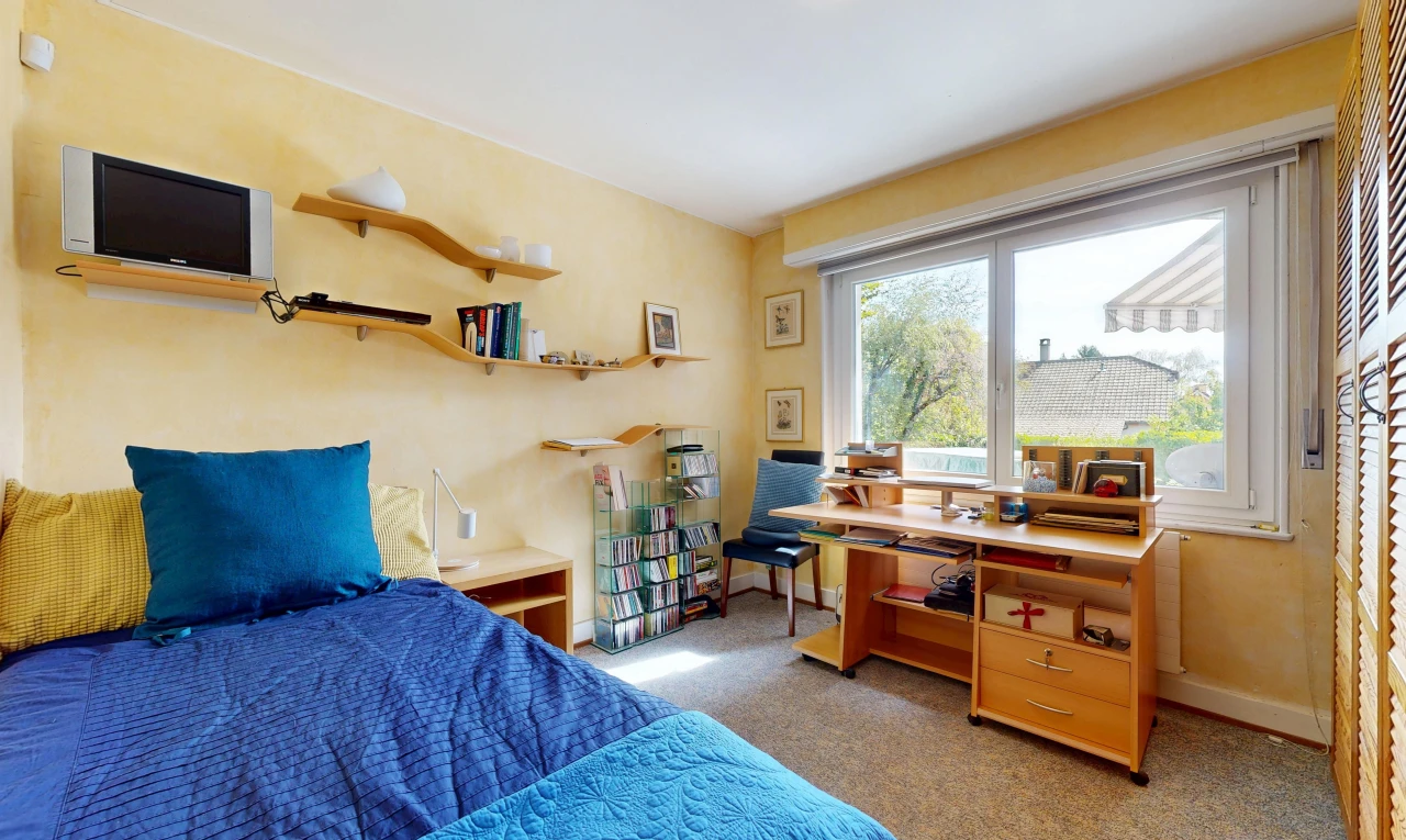 chambre avec télévision, carpet, moquette, drywall, et cloison sèche