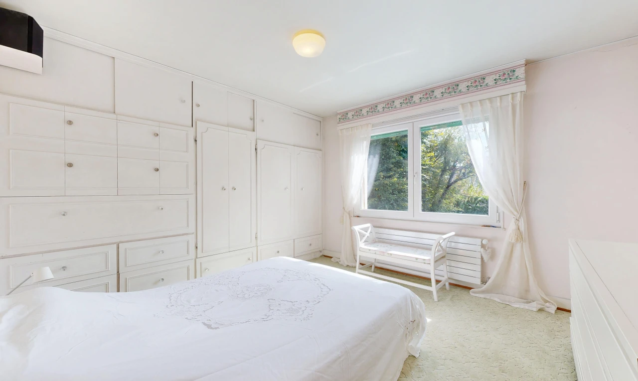 chambre avec moquette, carpet, cloison sèche, drywall, et wall frieze