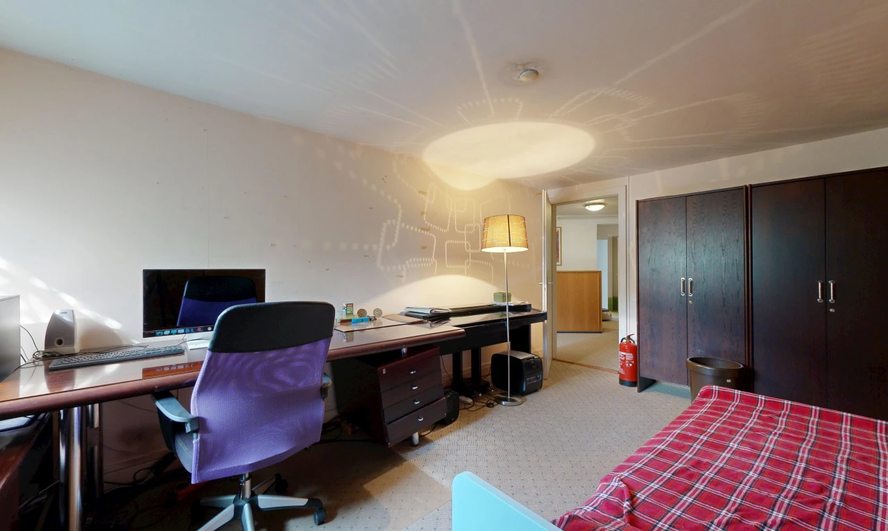 chambre avec drywall, cloison sèche, télévision, espace bureau, et placard