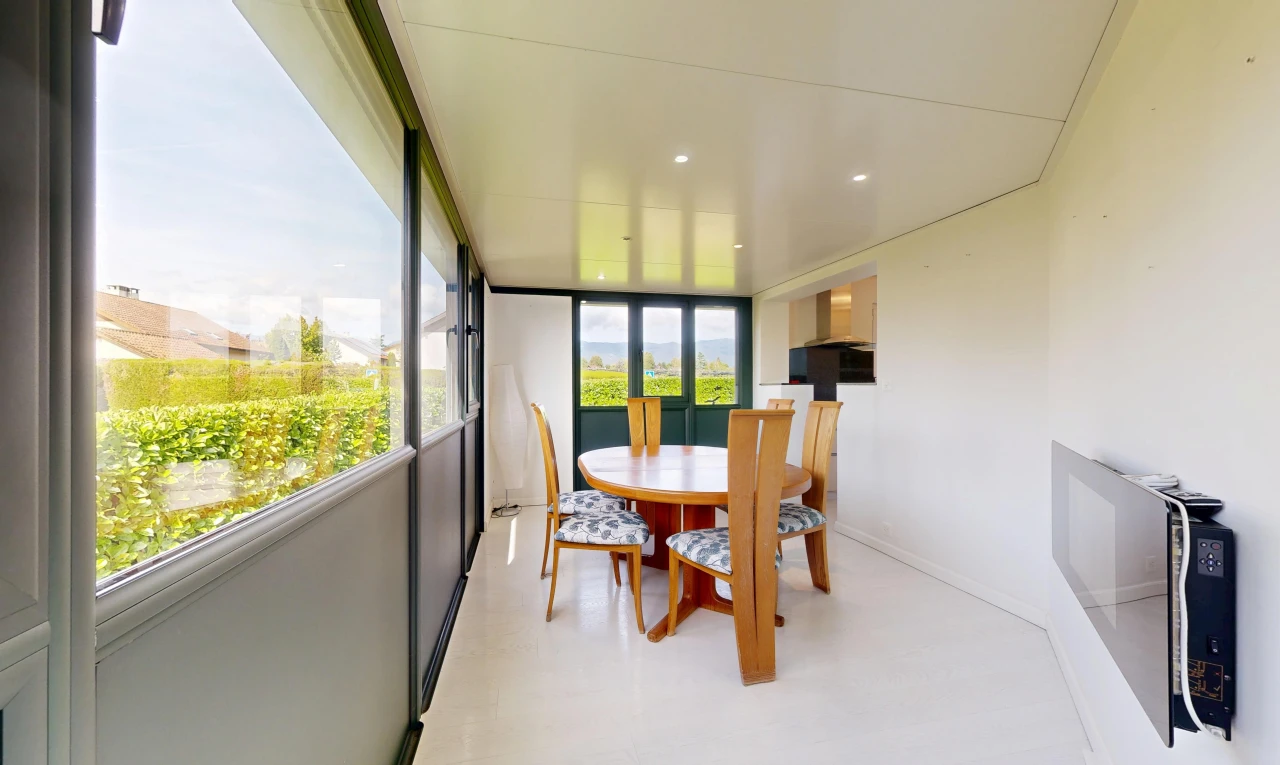 salle à manger avec drywall, cloison sèche, éclairage encastré, et véranda