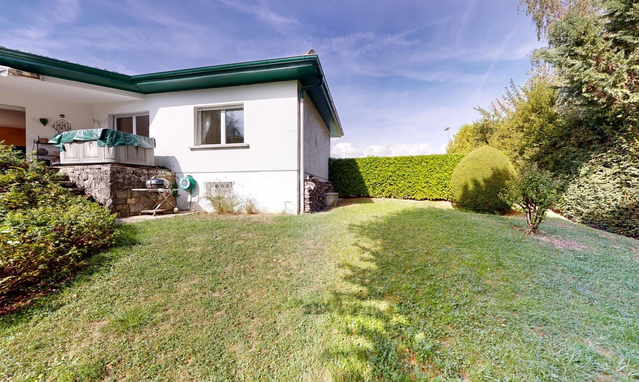 façade avec from property, pelouse, day time, bardage en stuc, et property visible