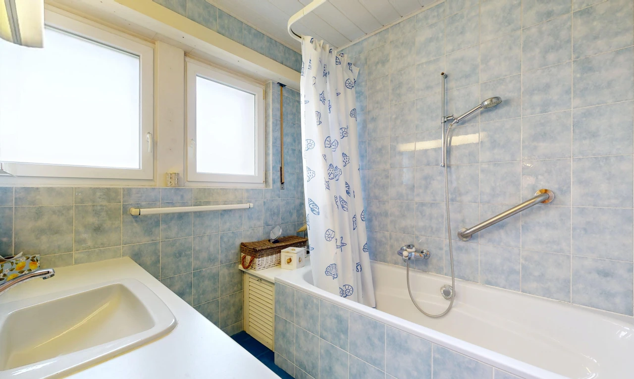 salle de bains avec tile wall, mur en carrelage, douche-bain combinés, salle de bain complète, et lavabo (ou coiffeuse selon le contexte)