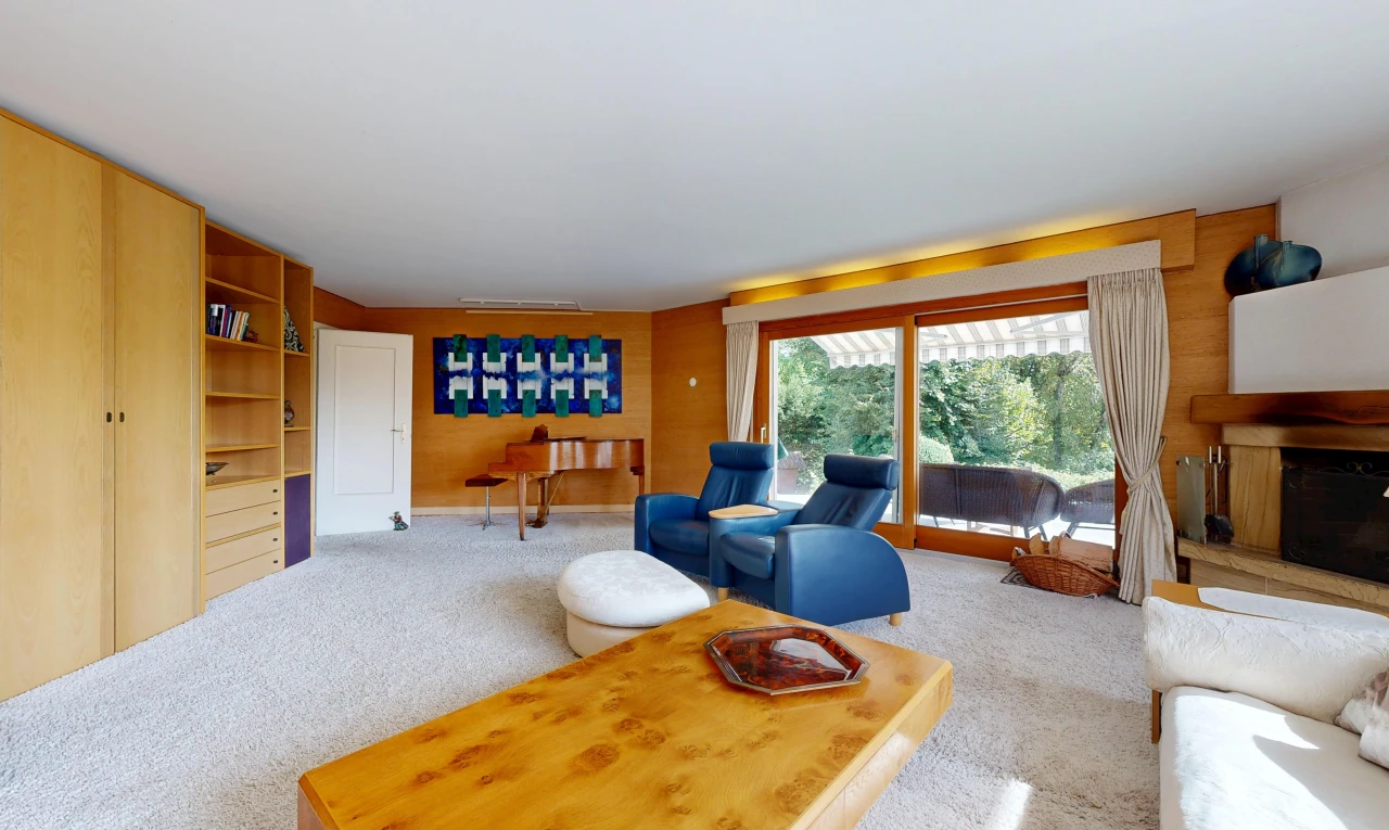 salon avec carpet, moquette, étagères intégrées, inside property, et accès à l'extérieur
