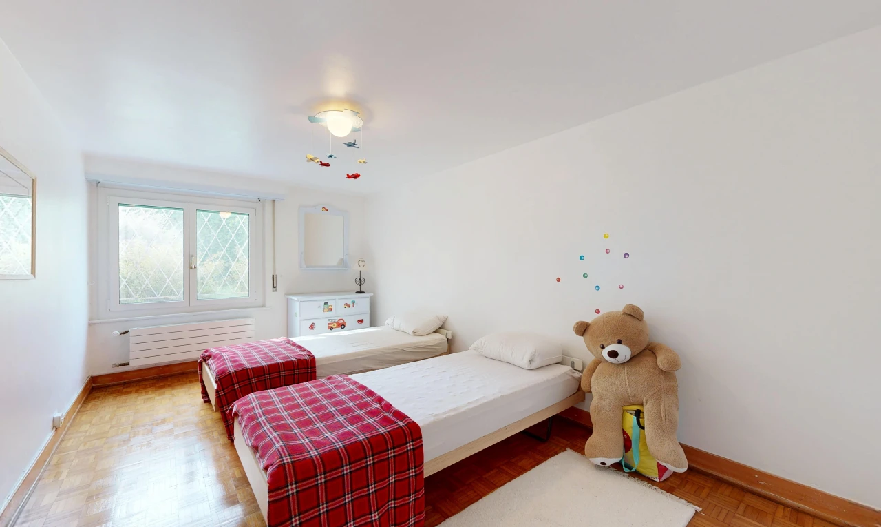 chambre avec drywall, cloison sèche, baseboards wall, plinthes murales, et wood finish floor