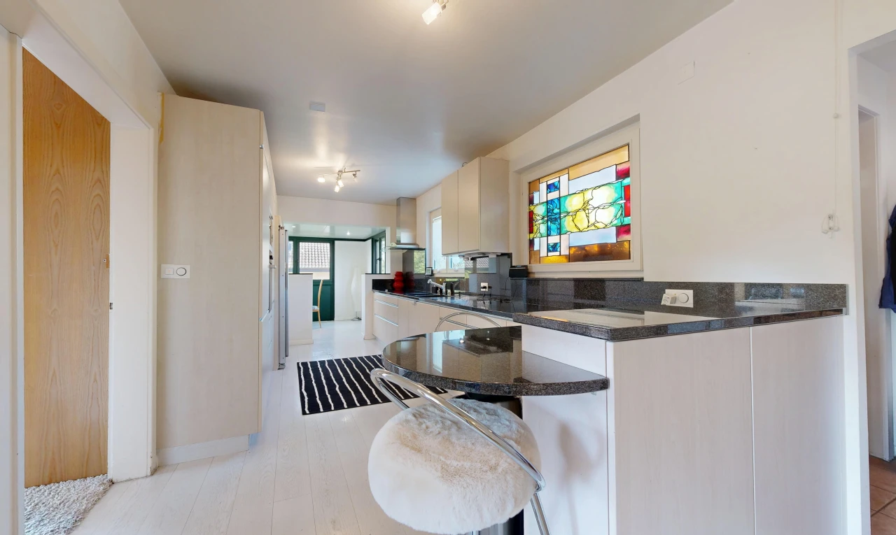 cuisine avec dark countertops, light floor, stone countertops, plans de travail en pierre, et inside property