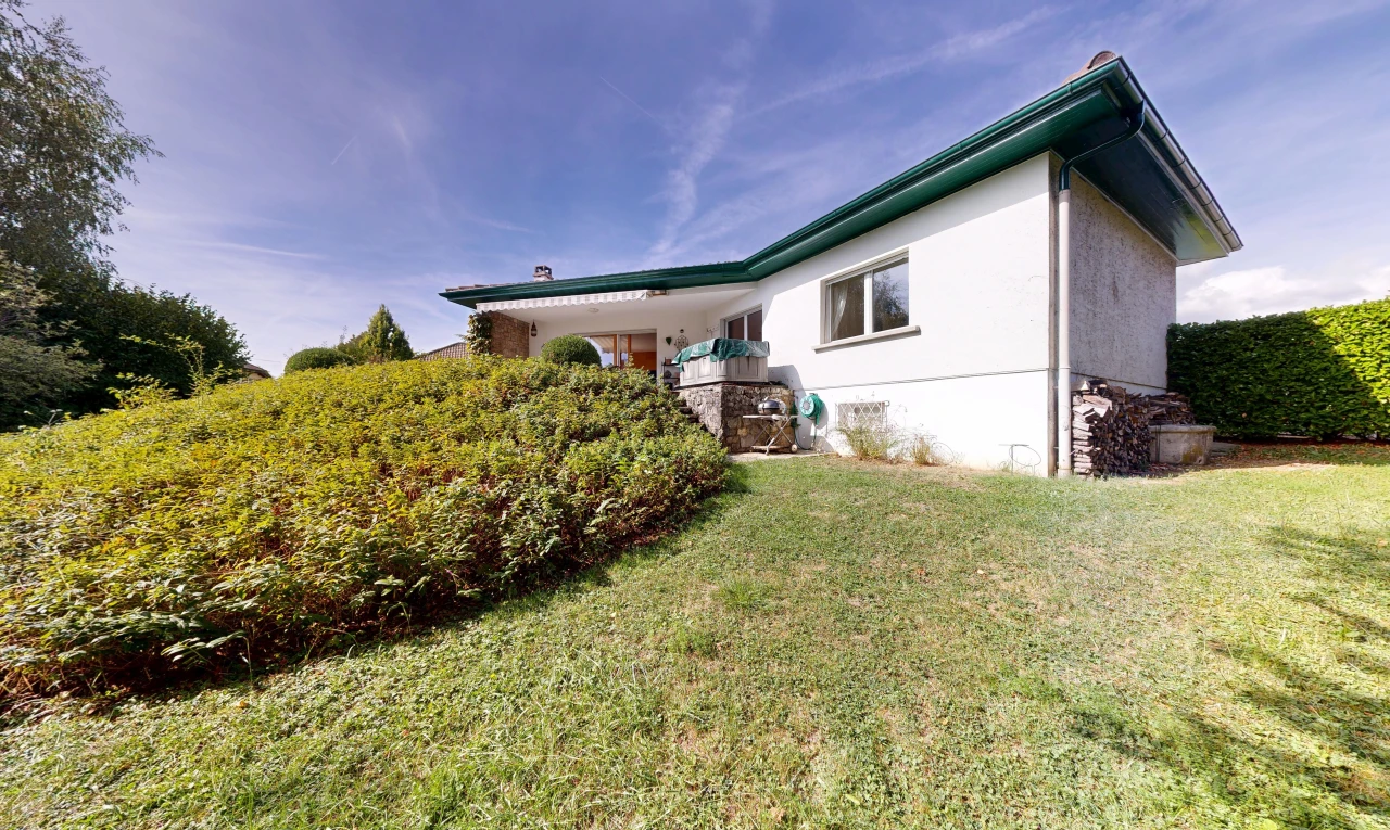 façade avec pelouse, property visible, day time, from property, et bardage en stuc