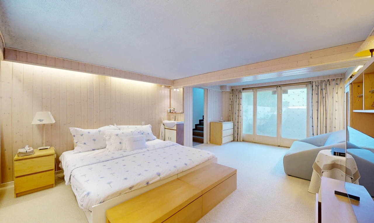 chambre avec mur en bois, wood wall, moquette, carpet, et dated wood wall