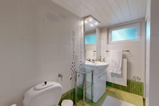 salle de bains avec tile wall, mur en carrelage, miroir, lavabo (ou coiffeuse selon le contexte), et évier