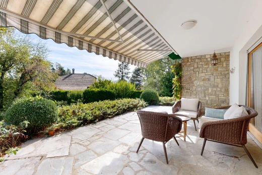 terrasse avec espace de vie extérieur, terrasse, from property, et auvent