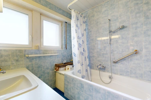 salle de bains avec tile wall, mur en carrelage, douche-bain combinés, salle de bain complète, et lavabo (ou coiffeuse selon le contexte)