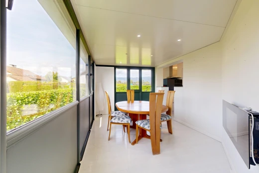 salle à manger avec drywall, cloison sèche, éclairage encastré, et véranda