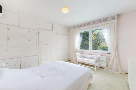 chambre avec moquette, carpet, cloison sèche, drywall, et wall frieze