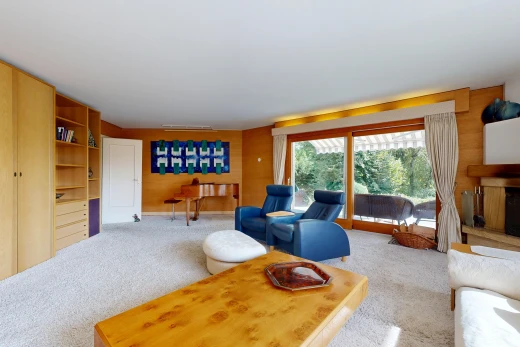 salon avec carpet, moquette, étagères intégrées, inside property, et accès à l'extérieur
