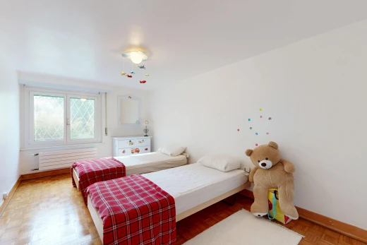 chambre avec drywall, cloison sèche, baseboards wall, plinthes murales, et wood finish floor