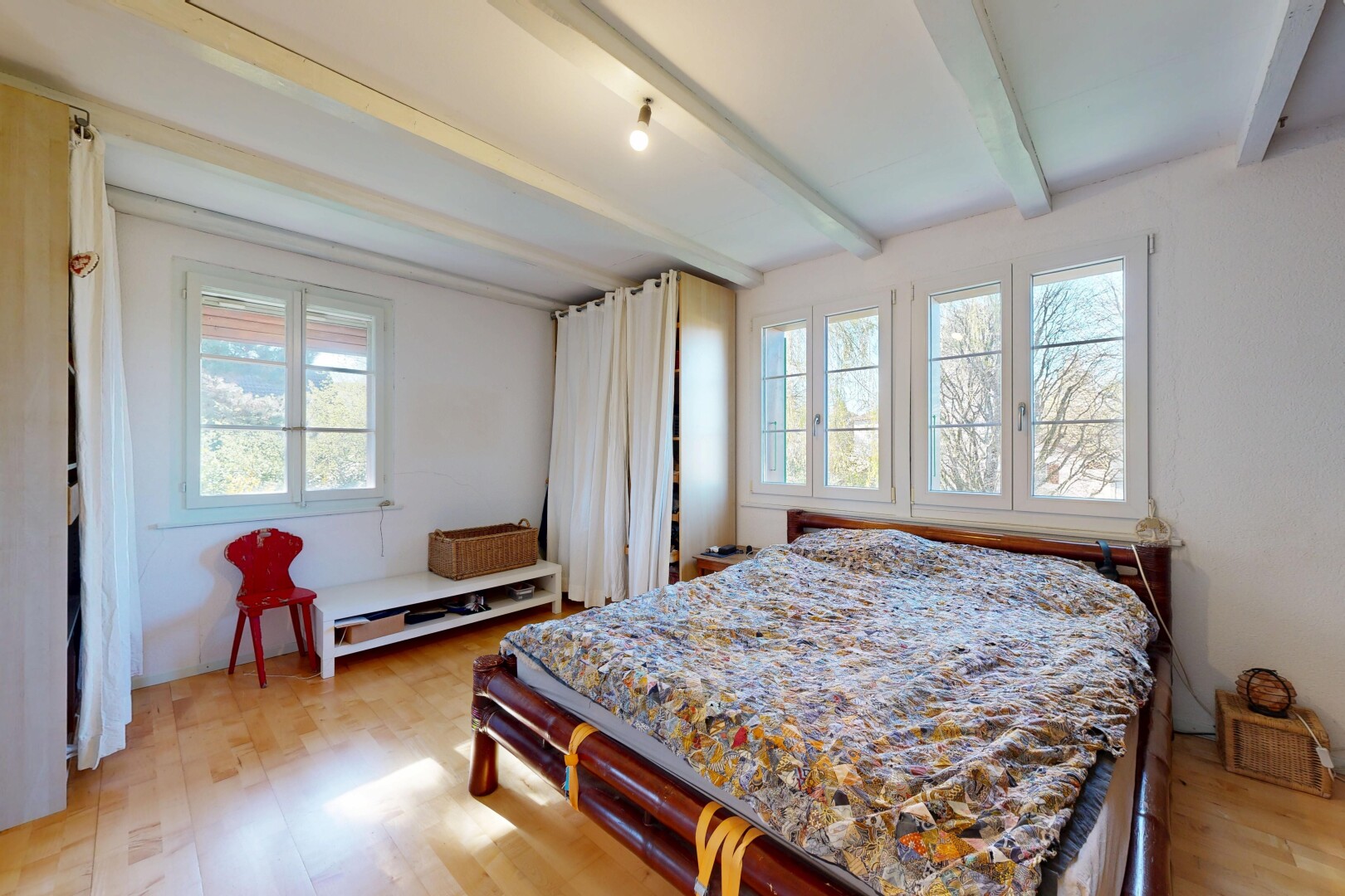zimmer / schlafzimmer mit inside property, wood finish floor, holzfußboden, light floor, und drywall