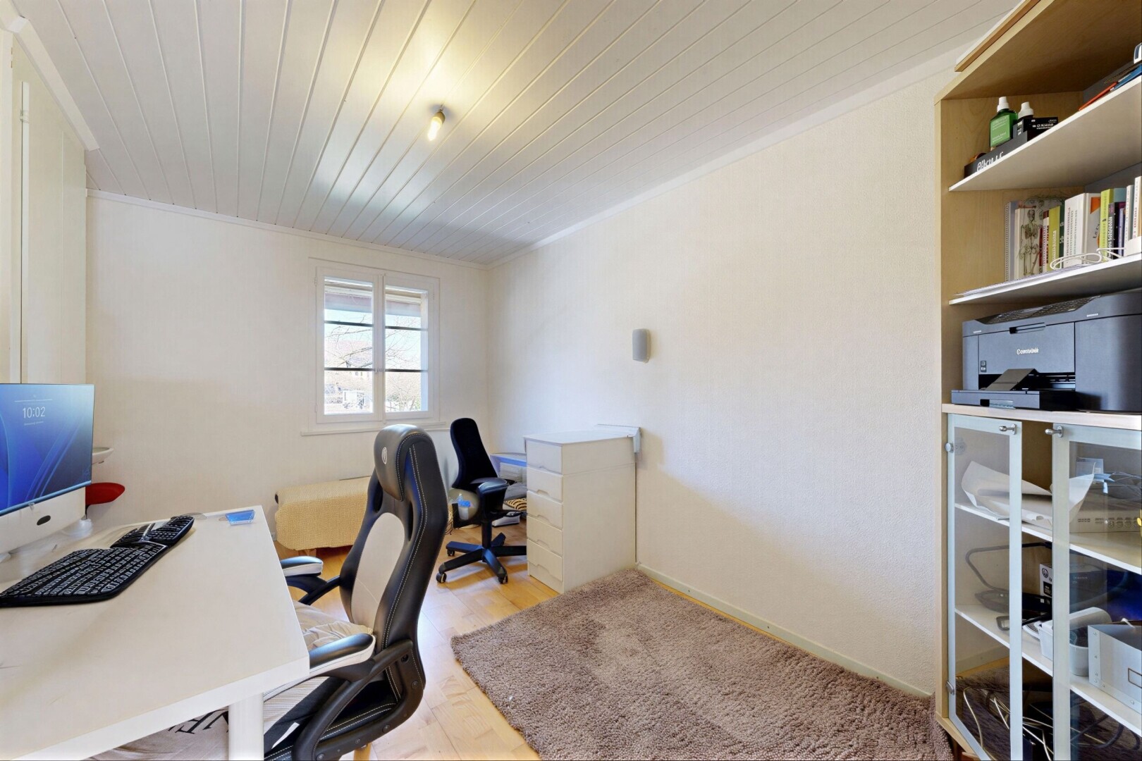 büro mit holzdecke, wood ceiling, natürliches licht, natural light, und bürobereich