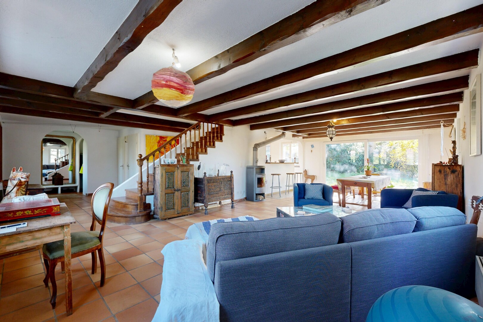 wohn- / esszimmer mit treppen, inside property, gewölbte gehwege, natürliches licht, und natural light