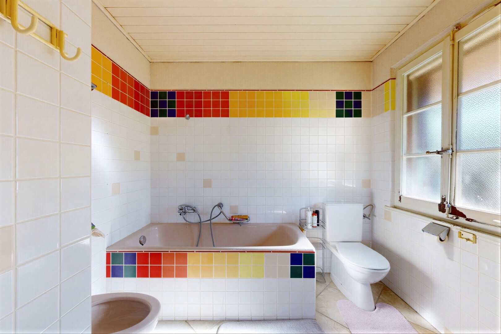 bad mit toilette, fliesenwand, tile wall, komplettes badezimmer, und inside property