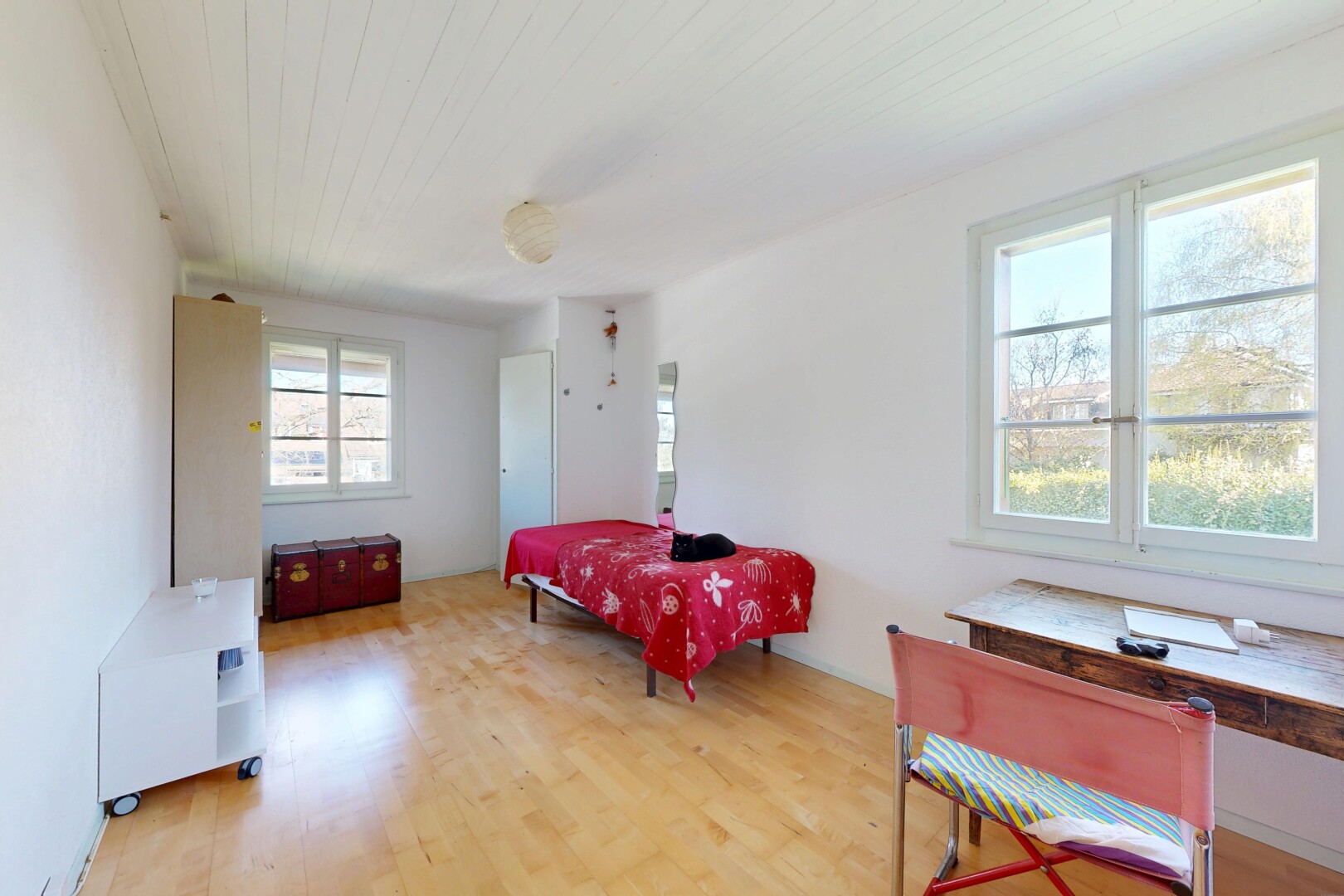 zimmer / schlafzimmer mit inside property, wood finish floor, holzfußboden, natural light, und natürliches licht