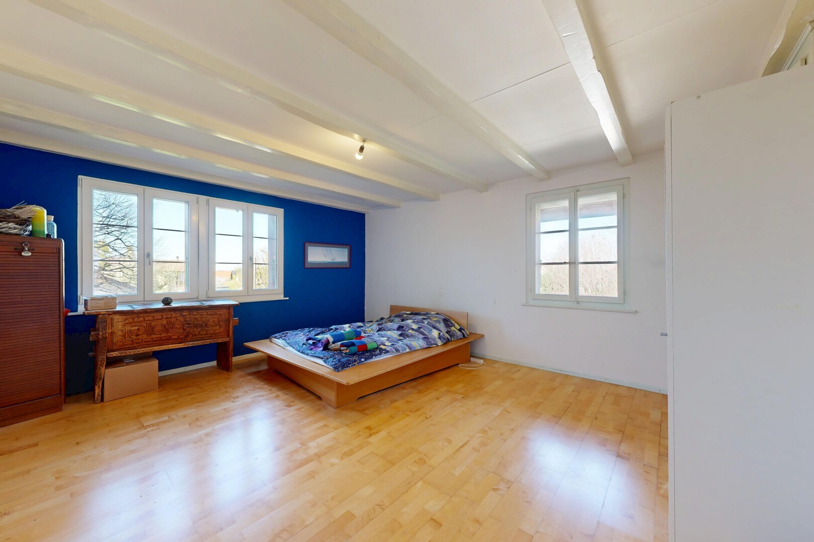 zimmer / schlafzimmer mit inside property, gipskartonwand, drywall, holzfußboden, und wood finish floor