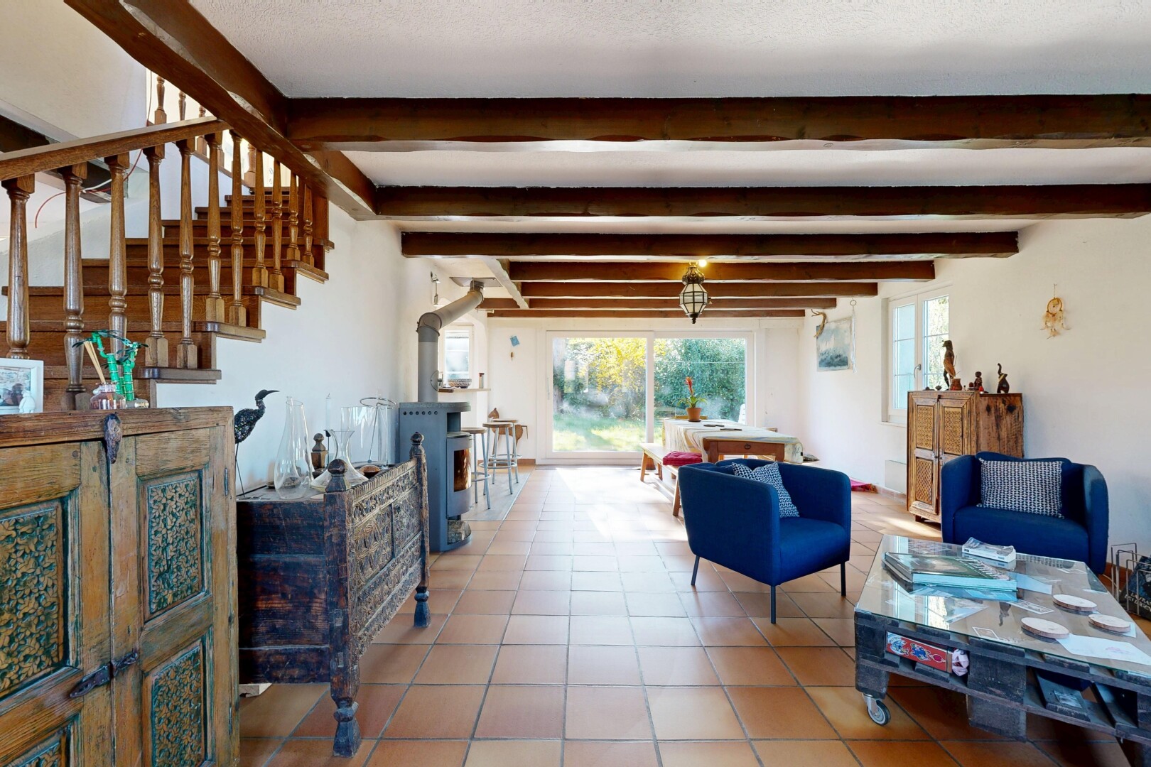wohnzimmer mit inside property, natürliches licht, natural light, treppen, und gipskartonwand