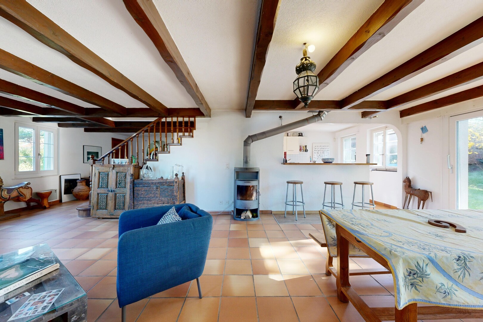 wohn- / esszimmer mit natural light, natürliches licht, holzofen, inside property, und treppen