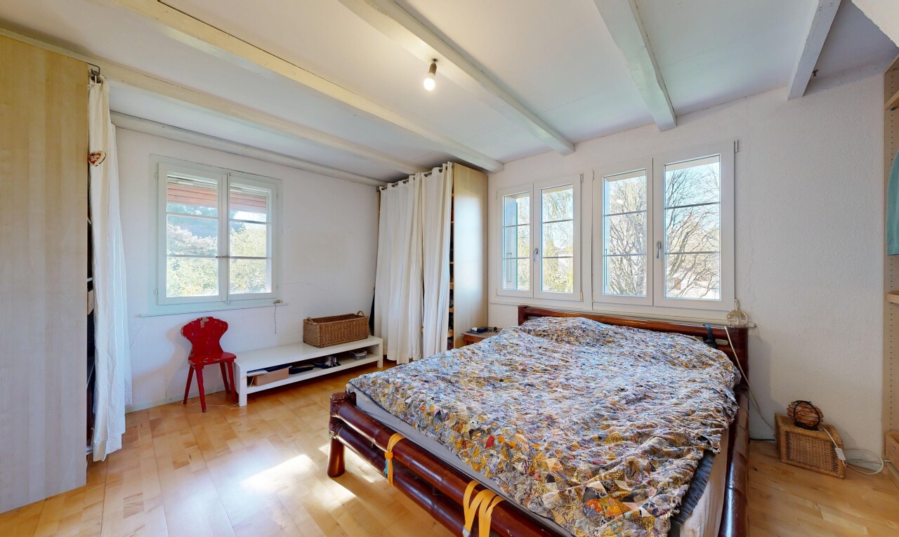 zimmer / schlafzimmer mit inside property, wood finish floor, holzfußboden, light floor, und drywall