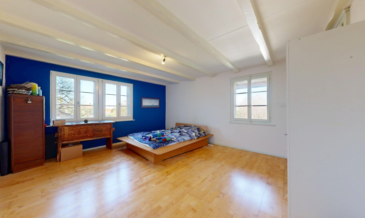 zimmer / schlafzimmer mit inside property, gipskartonwand, drywall, holzfußboden, und wood finish floor