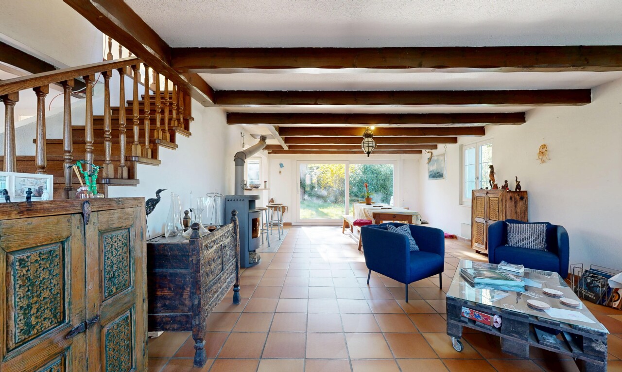wohnzimmer mit inside property, natürliches licht, natural light, treppen, und gipskartonwand
